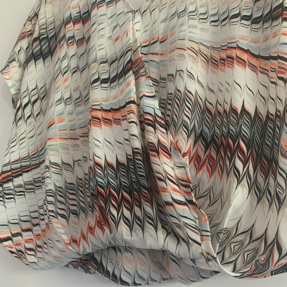 Trouve Double V Top - Picture 3 of 5